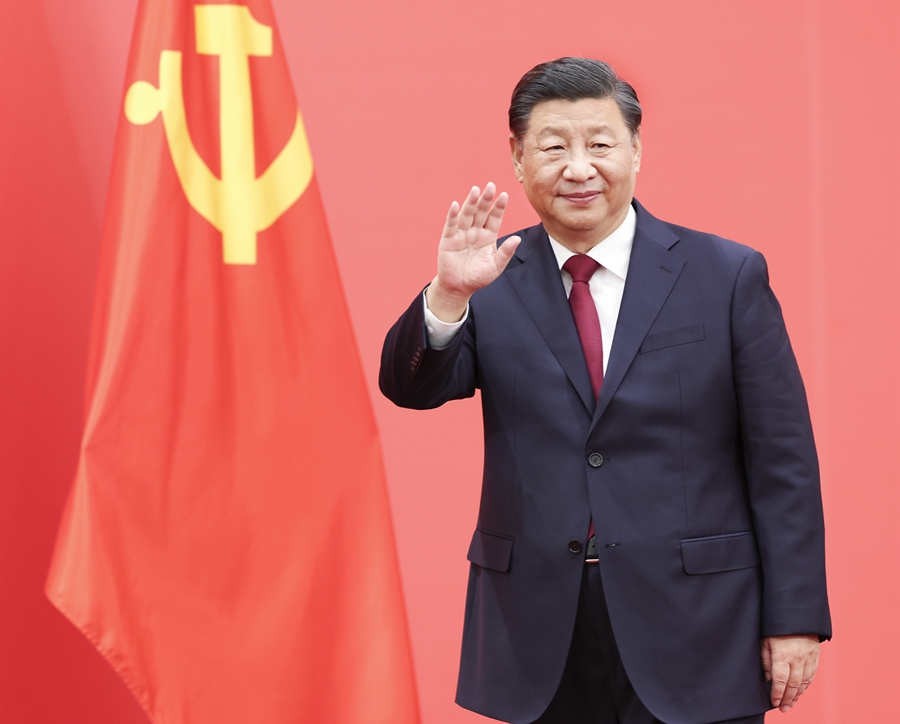 10月23日，剛剛在中國共產黨第二十屆中央委員會第一次全體會議上當選的中共中央總書記習近平和中共中央政治局常委李強、趙樂際、王滬寧、蔡奇、丁薛祥、李希在北京人民大會堂同采訪中共二十大的中外記者親切見面。這是習近平向在場的中外記者揮手致意。